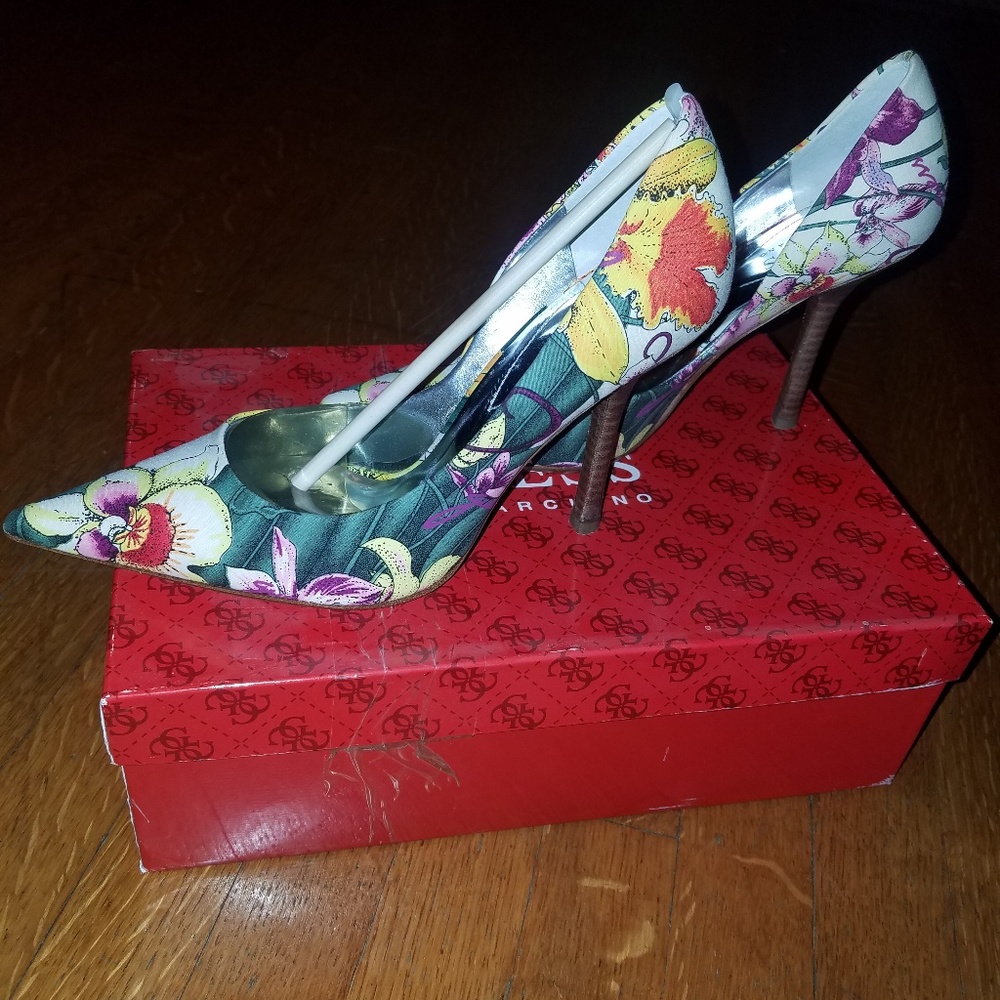 Guess Pumps